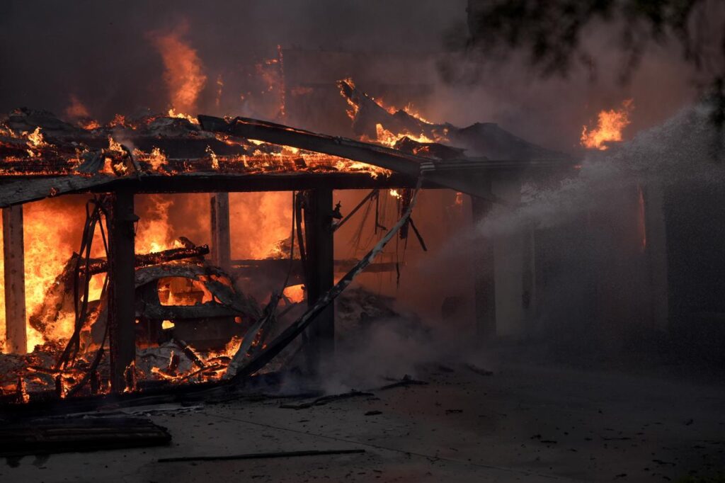 Galleria foto 'Usa, emergenza incendi in California meridionale: oltre 10mila persone evacuate' - foto 5