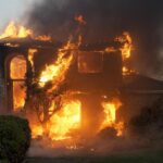 Vasti incendi causati dal vento in California
