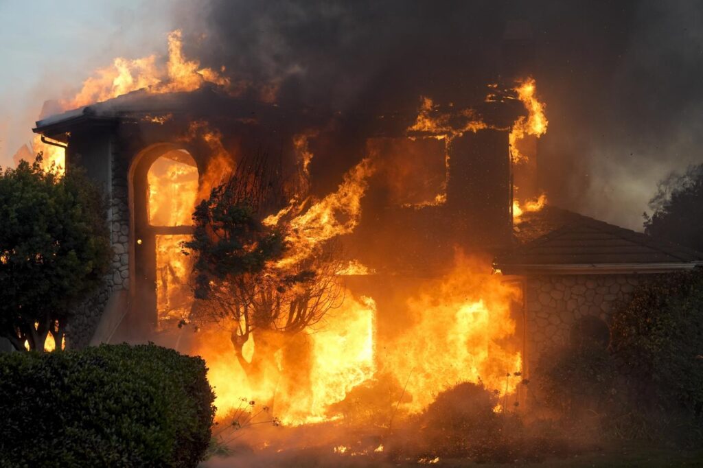 Galleria foto 'Usa, emergenza incendi in California meridionale: oltre 10mila persone evacuate' - foto 9