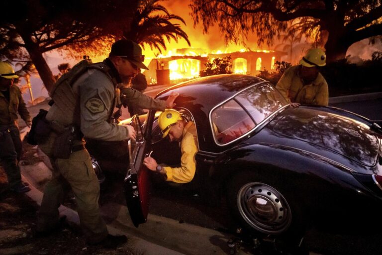 Vasti incendi causati dal vento in California