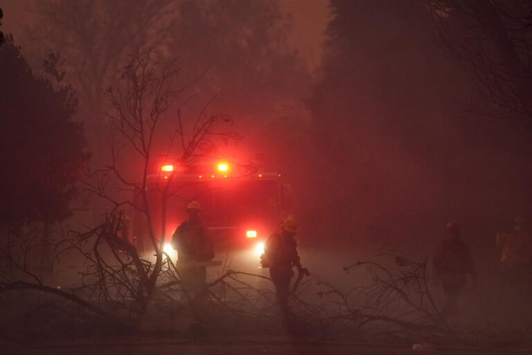 Vasti incendi causati dal vento in California