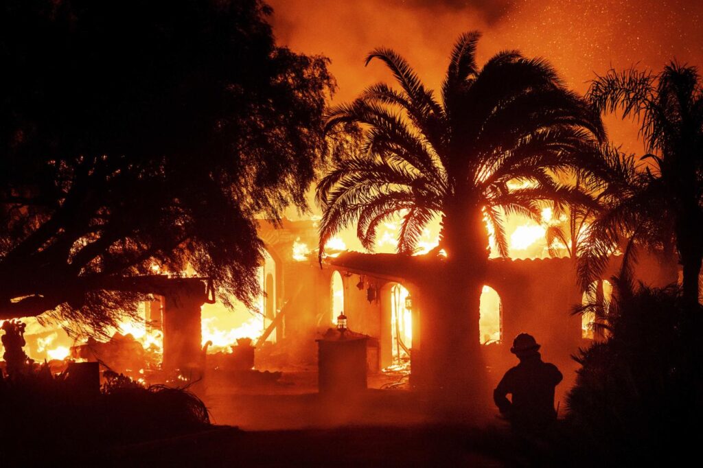 Galleria foto 'Usa, emergenza incendi in California meridionale: oltre 10mila persone evacuate' - foto 16