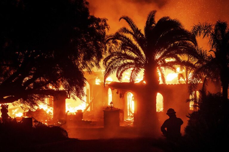 Vasti incendi causati dal vento in California