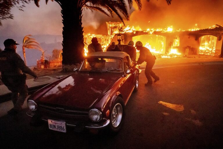 Vasti incendi causati dal vento in California