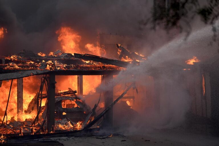 Vasti incendi causati dal vento in California