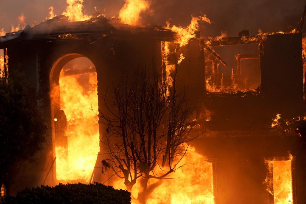 Galleria foto 'Usa, emergenza incendi in California meridionale: oltre 10mila persone evacuate' - foto 2