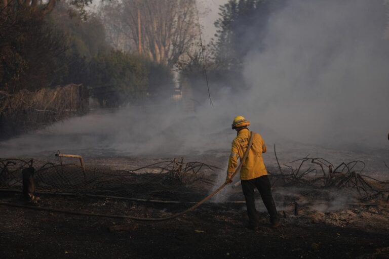 Vasti incendi causati dal vento in California