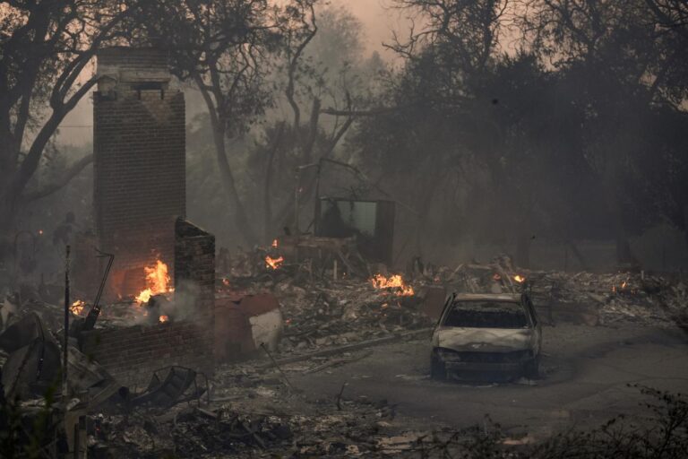 Vasti incendi causati dal vento in California