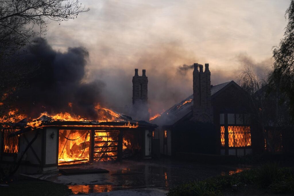 Galleria foto 'Usa, emergenza incendi in California meridionale: oltre 10mila persone evacuate' - foto 21