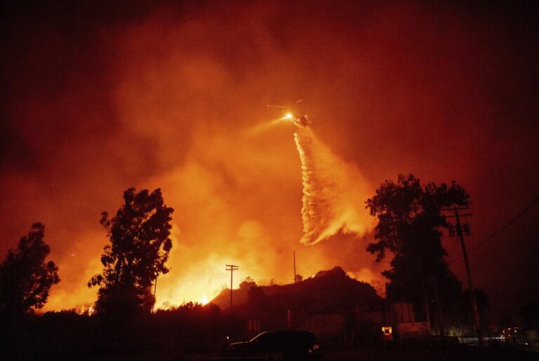 Vasti incendi causati dal vento in California