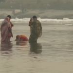 India, il bagno sacro nel fiume nonostante l’inquinamento
