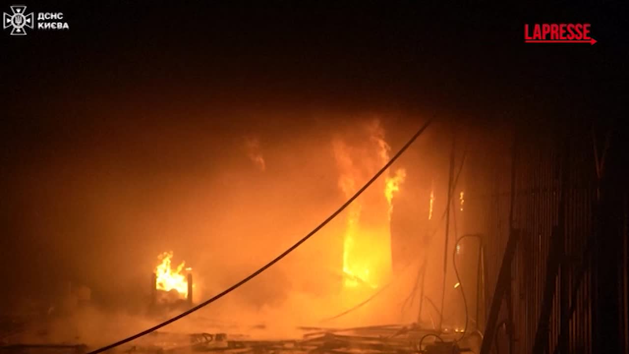 Ucraina, attacchi russi su Kiev nella notte: i video degli incendi negli edifici colpiti