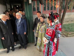 Mattarella in visita di Stato in Cina: il presidente e il vicepremier Tajani al Palazzo d’Estate