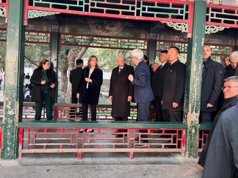 Mattarella in visita di Stato in Cina: il presidente e il vicepremier Tajani al Palazzo d’Estate