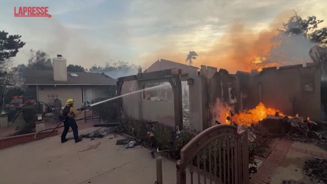 Incendi in California, a Malibù bruciano proprietà multimilionarie