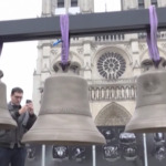 Parigi, la campana olimpica a Notre Dame