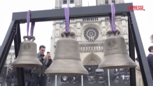 Parigi, la campana olimpica a Notre Dame