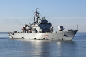 La nave Libra della Marina Militare italiana si avvicina al porto di Shengjin