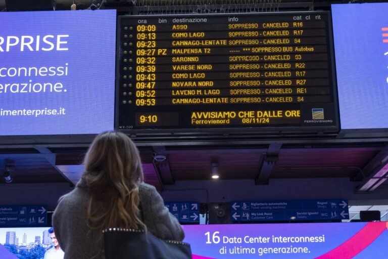 Milano Cadorna. Sciopero dei mezzi di trasporto urbano e di trenord.