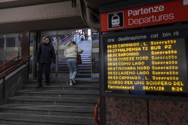 Milano Cadorna. Sciopero dei mezzi di trasporto urbano e di trenord.