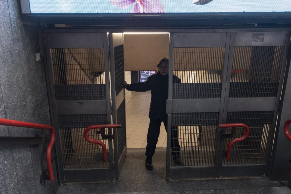 Galleria foto 'Milano paralizzata dallo sciopero dei trasporti: metro chiuse e traffico in tilt' - foto 2