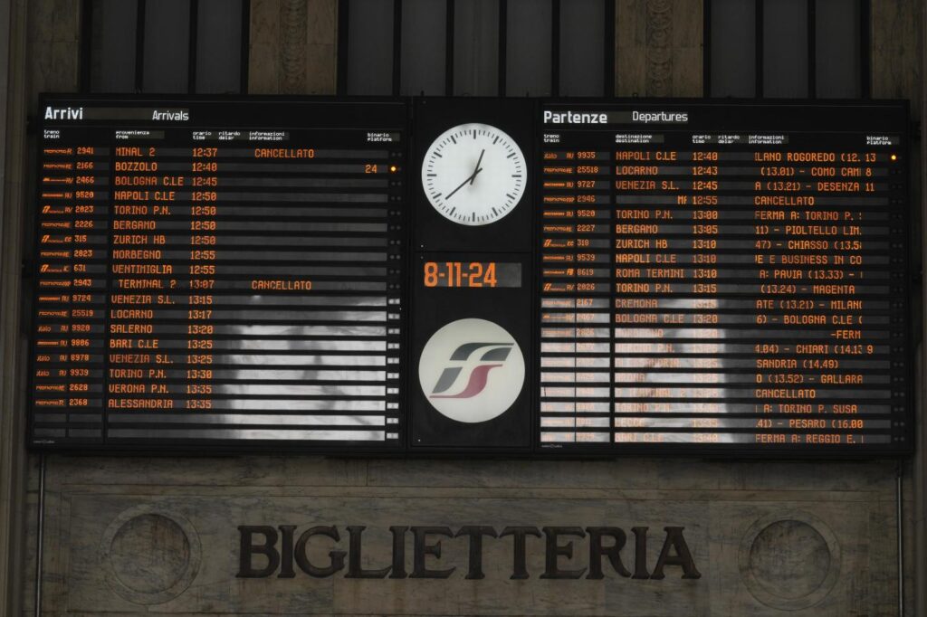 Galleria foto 'Milano paralizzata dallo sciopero dei trasporti: metro chiuse e traffico in tilt' - foto 9