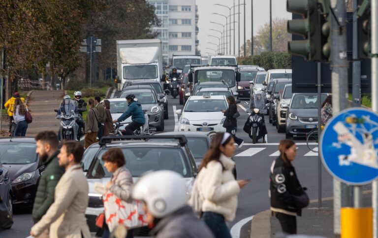 Milano Cadorna. Sciopero dei mezzi di trasporto urbano e di trenord.