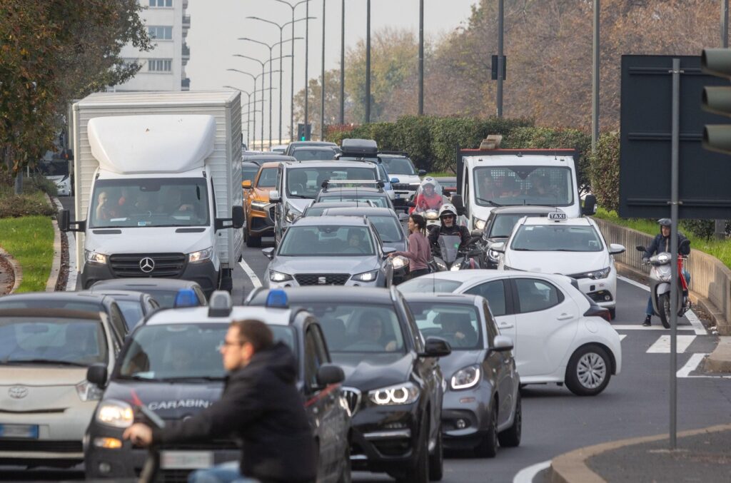 Galleria foto 'Milano paralizzata dallo sciopero dei trasporti: metro chiuse e traffico in tilt' - foto 5