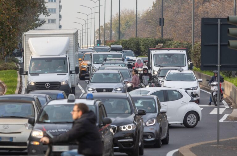 Milano Cadorna. Sciopero dei mezzi di trasporto urbano e di trenord.