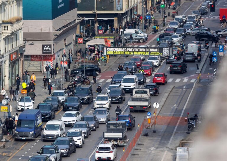 Milano Cadorna. Sciopero dei mezzi di trasporto urbano e di trenord.