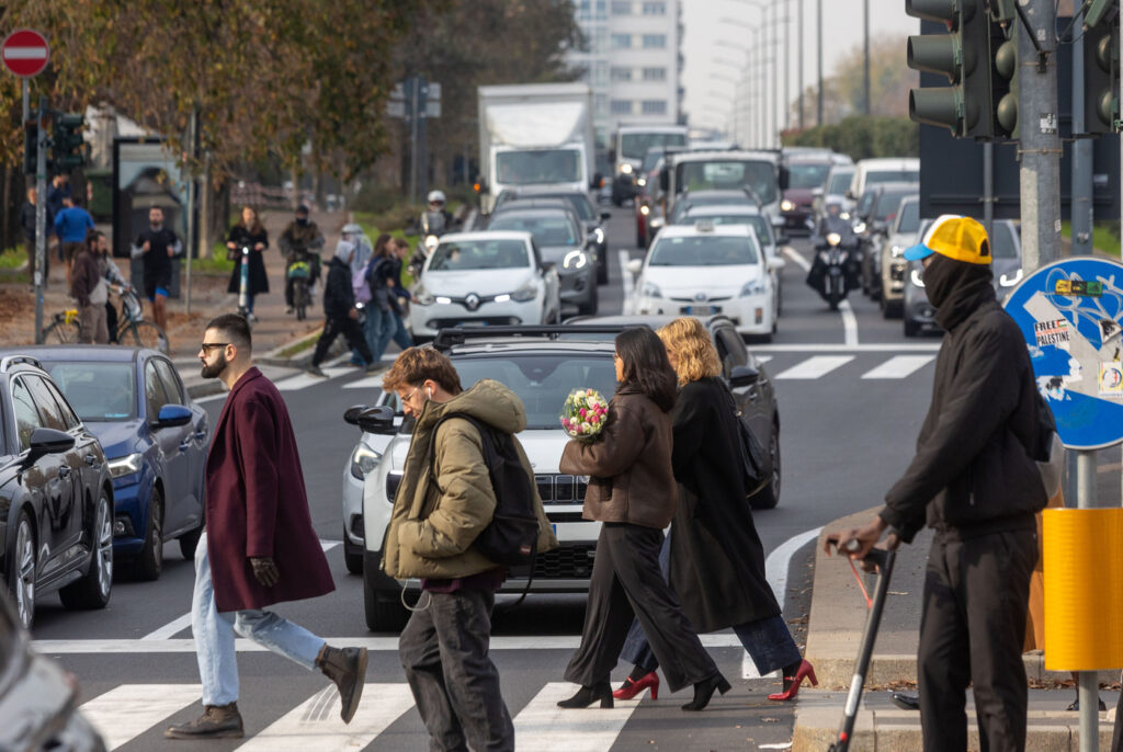 Galleria foto 'Milano paralizzata dallo sciopero dei trasporti: metro chiuse e traffico in tilt' - foto 17