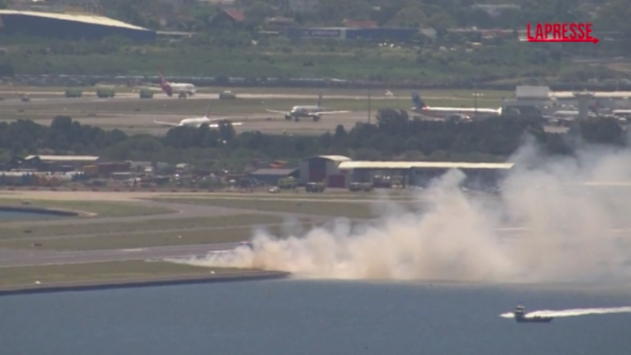 Sydney, incendio in pista all’aeroporto dopo atterraggio di emergenza