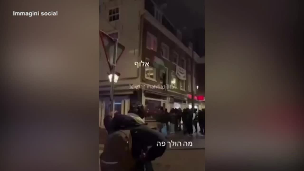 Amsterdam, tifosi israeliani strappano bandiere palestinesi