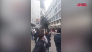 Milano, incendio in Corso Vittorio Emanuele: colonna di fumo nero vicino al Duomo