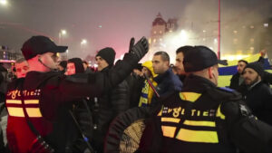 Amsterdam, 10 tifosi Maccabi Tel Aviv feriti in scontri dopo match con l’Ajax