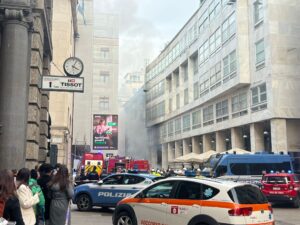 Milano, incendio in Corso Vittorio Emanuele: fumo vicino al Duomo