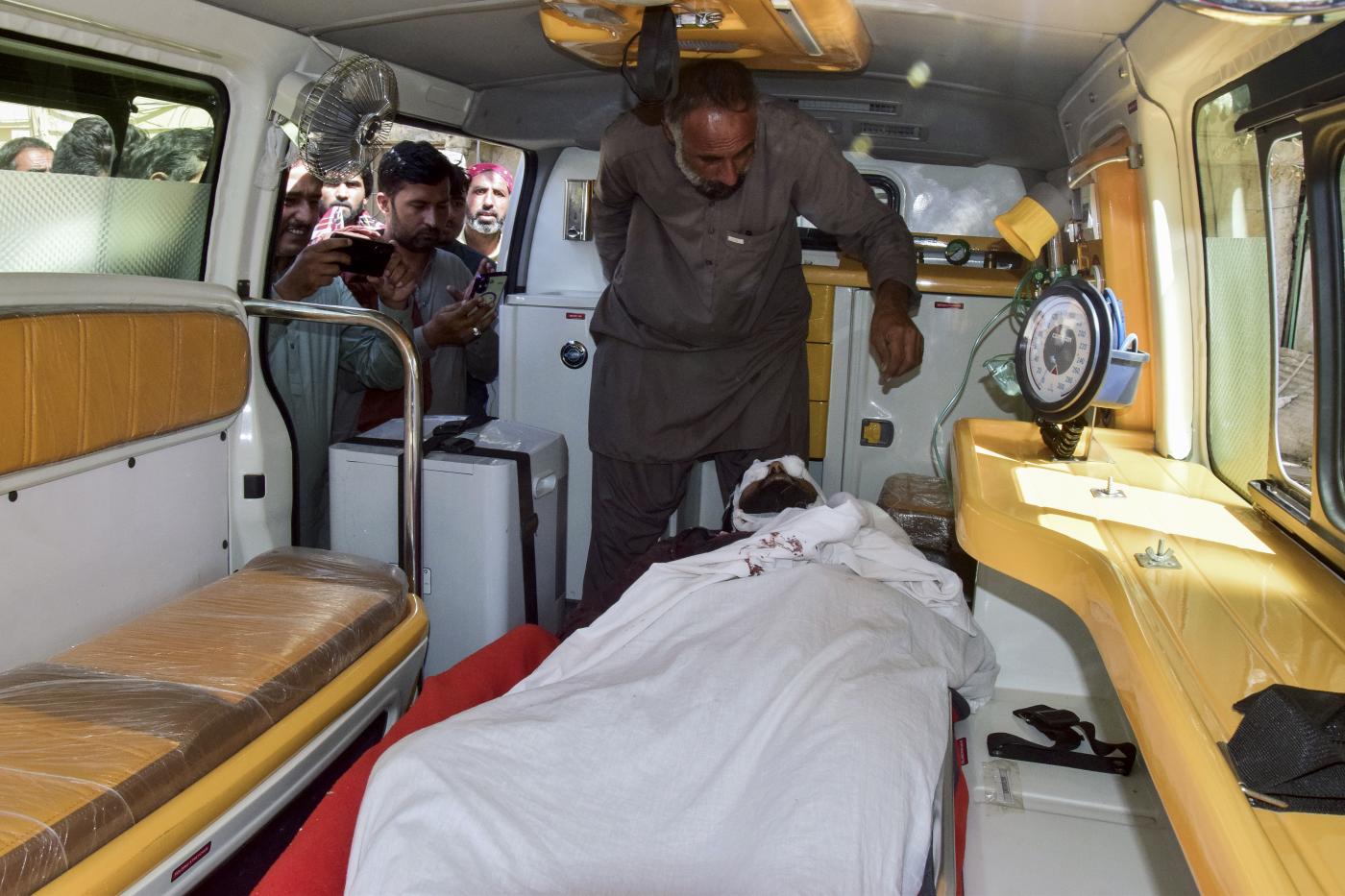 Pakistan, kamikaze in stazione a Quetta: oltre 20 morti