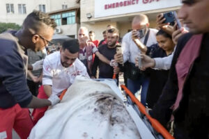 Israele - Palestina, Medico riconosce la madre morta all'ospeedale Deir al-Balah - Frame video