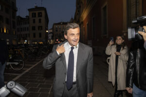 Milano, incontro di raccolta firme per il referendum Energia Nucleare con Carlo Calenda