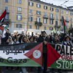 Milano, corteo pro Palestina: “Applausi ai ragazzi di Amsterdam”. E spunta una foto di Sinwar