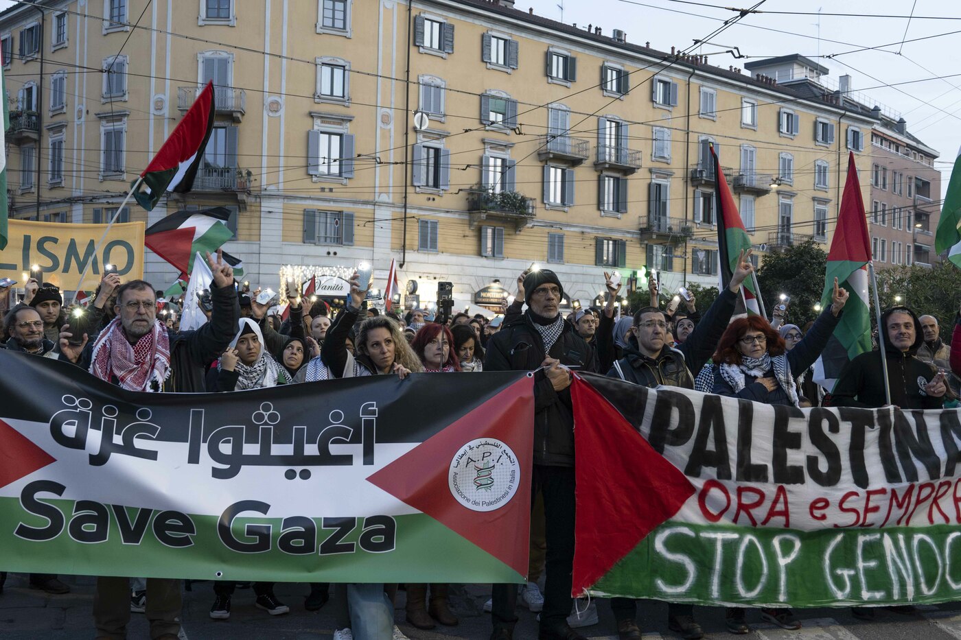 Milano, corteo pro Palestina: “Applausi ai ragazzi di Amsterdam”. E spunta una foto di Sinwar Milano, corteo pro Palestina: “Applausi ai ragazzi di Amsterdam”. E spunta una foto di Sinwar