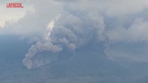 Indonesia, erutta vulcano Lewotobi Laki Laki: colonne di cenere alte 10 chilometri