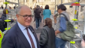 Roma, inaugurata la passerella sulla Fontana di Trevi col sindaco Gualtieri