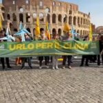 Roma, un urlo davanti al Colosseo contro la crisi climatica