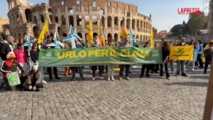 Roma, un urlo davanti al Colosseo contro la crisi climatica