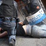 Bologna, scontri tra antagonisti e polizia sulla scalinata del Pincio