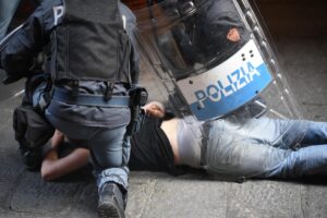 Bologna, scontri tra antagonisti e polizia sulla scalinata del Pincio