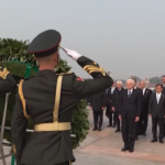 Mattarella in Cina depone una corona al Monumento degli Eroi del Popolo