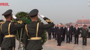 Mattarella in Cina depone una corona al Monumento degli Eroi del Popolo