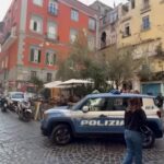 Napoli, le immagini del luogo della sparatoria nel centro storico